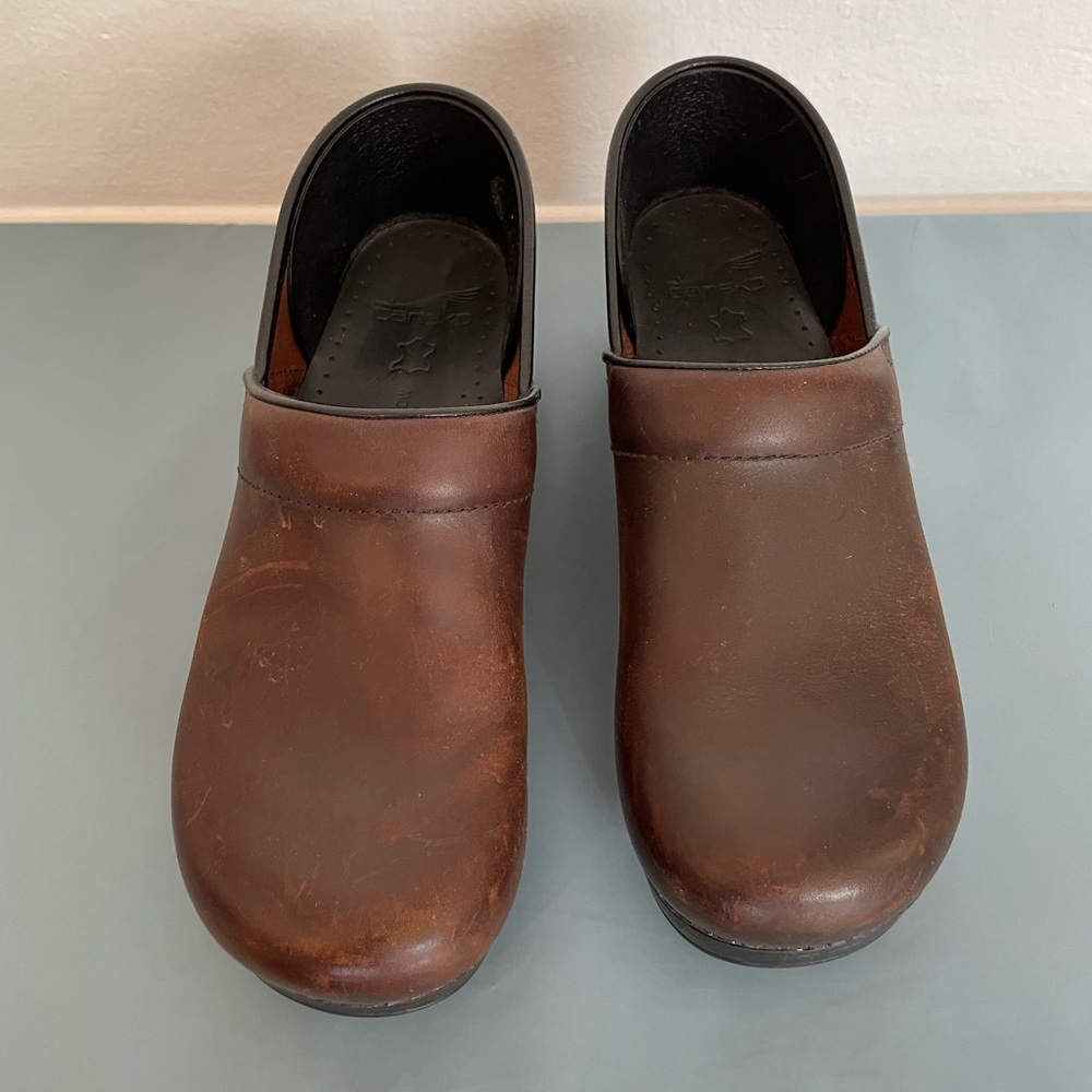 Dansko chocolate brown clog, excellent condition. Size 40, narrow